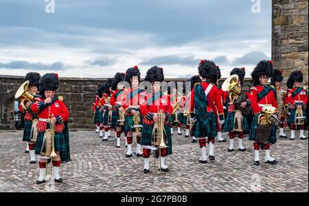 Reggimento militare scozzese banda di ottone in uniformi kilt che suonano strumenti musicali alla cerimonia, Castello di Edimburgo, Scozia, Regno Unito Foto Stock