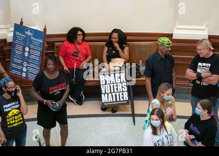 Le manifestazioni contro i legislatori repubblicani continuano all’interno del Campidoglio del Texas, giorni dopo che i legislatori democratici hanno lasciato il Texas per fermare l’azione su ciò che dicono sono gli sforzi di repressione contro gli elettori di minoranza. Gruppi di clero nero, il NAACP e altri gruppi di diritti di voto affollano la Capitol Rotunda per far pressione sui legislatori. Credit: Bob Daemmrich/Alamy Live News Foto Stock