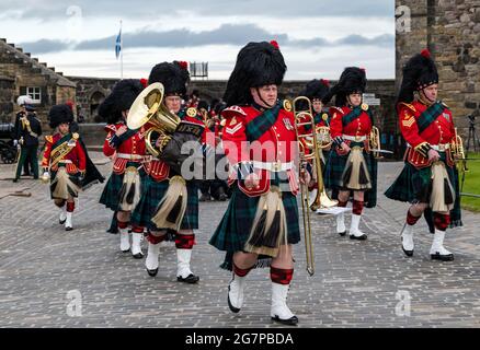 Gruppo scozzese di ottone reggimento militare in uniformi kilt che marciano in cerimonia, Castello di Edimburgo, Scozia, Regno Unito Foto Stock