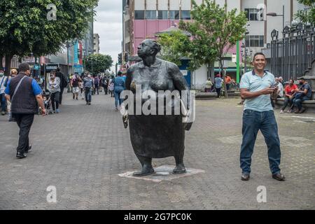 Scultura in bronzo di grande donna a San Jose, Costa Rica. Foto Stock