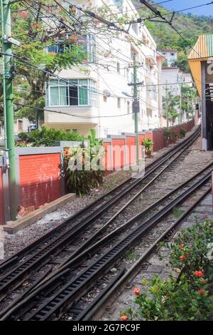 Ripida pista di una linea ferroviaria per la collina di Corcovado (locaion di Cristo Redentore) a Rio de Janeiro, Brasile Foto Stock