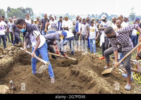 Goma, RDC. 15 luglio 2021. Il 19 luglio 2021, le persone scavano tombe per pazienti deceduti COVID-15 in un cimitero di Goma, capitale della provincia del Nord Kivu, Repubblica Democratica del Congo nordorientale (RDC). Il numero di casi confermati di COVID-19 in DRC è salito a 45,210 a partire da mercoledì, mentre il numero di morti è salito a 984. Credit: Zanem/Xinhua/Alamy Live News Foto Stock