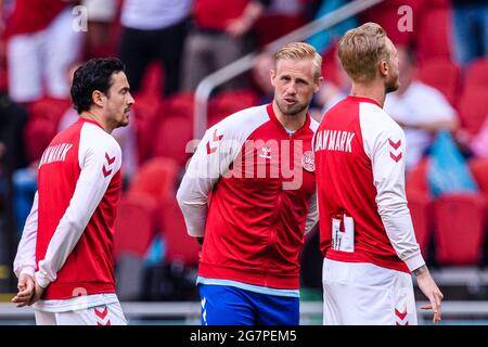 Amsterdam, Paesi Bassi - 26 giugno: Portiere di Danimarca Kasper Schmeichel (C) che entra in campo durante il Campionato UEFA Euro 2020 Round of Foto Stock