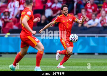 Amsterdam, Paesi Bassi - 26 giugno: Joe Allen del Galles controlla la palla durante il Campionato UEFA Euro 2020 Round del 16 tra Galles e Den Foto Stock