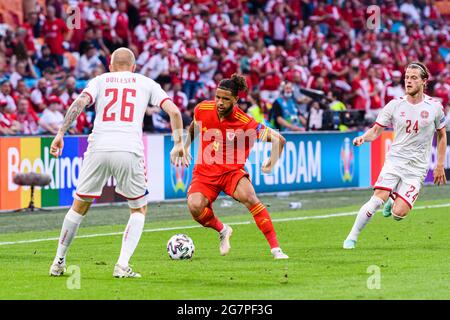 Amsterdam, Paesi Bassi - 26 giugno: Tyler Roberts del Galles (C) in azione contro Nicolai Boilesen di Danimarca (L) durante il Campionato UEFA Euro 2020 Foto Stock