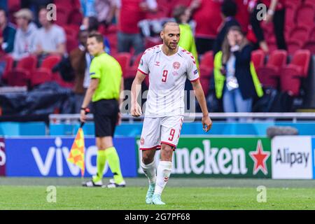 Amsterdam, Paesi Bassi - 26 giugno: Martin Braithwaite della Danimarca festeggia il suo obiettivo con i suoi compagni di squadra durante il Campionato europeo UEFA Euro 2020 Round Foto Stock