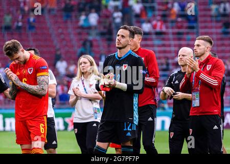 Amsterdam, Paesi Bassi - 26 giugno: Il portiere Danny Ward del Galles (C) è stato schiacciato dopo essere stato sconfitto dalla Danimarca durante la UEFA Euro 2020 Championshi Foto Stock