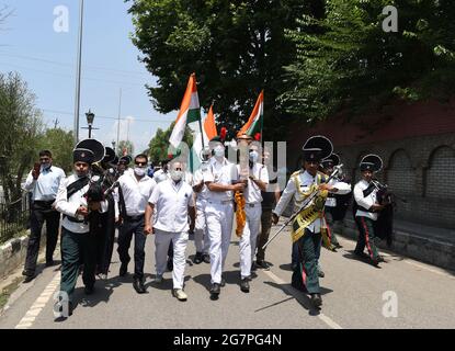 Srinagar, India. 15 luglio 2021. SRINAGAR, INDIA - 15 LUGLIO: Cadetti NCC che portano la 'fiamma della Vittoria' durante la celebrazione del giubileo d'oro della vittoria militare dell'India del 1971 sul Pakistan il 15 luglio 2021 a Srinagar, India. La fiamma della vittoria è stata accesa dal primo ministro Narendra modi il 16 dicembre 2020 dalla fiamma eterna del memoriale di guerra nazionale, Nuova Delhi. Ciò ha segnato l'inizio del 50° anniversario della vittoria dell'India sul Pakistan, che ha portato alla liberazione del Bangladesh. (Foto di Waseem Andrabi/Hindustan Times/Sipa USA) Credit: Sipa USA/Alamy Live News Foto Stock