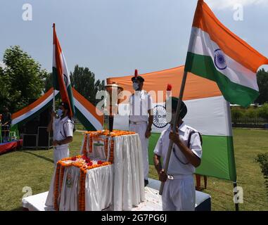 Srinagar, India. 15 luglio 2021. SRINAGAR, INDIA - 15 LUGLIO: Cadetti NCC con la 'fiamma della Vittoria' durante la celebrazione del giubileo d'oro della vittoria militare dell'India del 1971 sul Pakistan il 15 luglio 2021 a Srinagar, India. La fiamma della vittoria è stata accesa dal primo ministro Narendra modi il 16 dicembre 2020 dalla fiamma eterna del memoriale di guerra nazionale, Nuova Delhi. Ciò ha segnato l'inizio del 50° anniversario della vittoria dell'India sul Pakistan, che ha portato alla liberazione del Bangladesh. (Foto di Waseem Andrabi/Hindustan Times/Sipa USA) Credit: Sipa USA/Alamy Live News Foto Stock