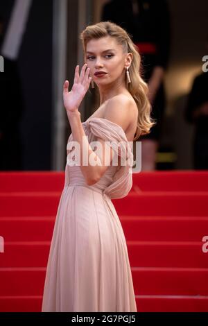 Stella Maxwell partecipa alla prima di "France" durante il 74a edizione del Festival del Cinema di Cannes al Palais des Festivals di Cannes, in Francia, il 15 luglio 2021. Foto Stock