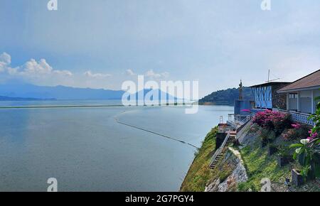 Waduk Jatiluhur Dam, Purwakarta, Giava Occidentale, Indonesia Foto Stock