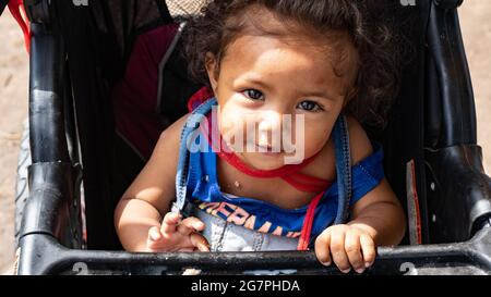 Reynosa, Messico. 15 luglio 2021. Un bambino pone per la macchina fotografica. Fa parte di una famiglia migrante che vive per le strade di Reynosa. Credit: Lexie Harrison-Cripps/Alamy Live News Foto Stock