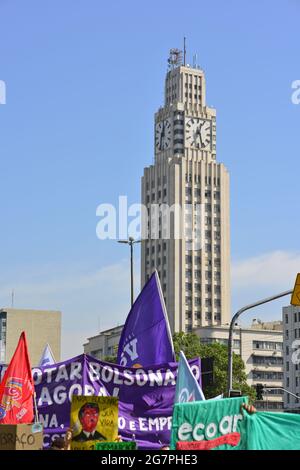 3 luglio 2021: I manifestanti brasiliani hanno marciato attraverso il cuore di Rio de Janeiro per dire al presidente di estrema destra, Jair Bolsonaro, che lo vogliono uscire. Foto Stock