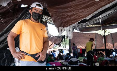 Reynosa, Messico. 15 luglio 2021. Un uomo che dorme ruvido sotto un gazebo al centro della piazza pone per la telecamera. Credit: Lexie Harrison-Cripps/Alamy Live News Foto Stock