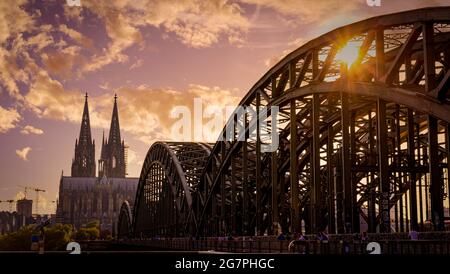 Famoso ponte Hohenzollern a Colonia che conduce alla Cattedrale - CITTÀ DI COLONIA, GERMANIA - 25 GIUGNO 2021 Foto Stock