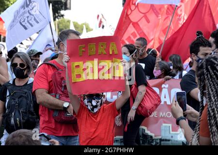 3 luglio 2021: I manifestanti brasiliani hanno marciato attraverso il cuore di Rio de Janeiro per dire al presidente di estrema destra, Jair Bolsonaro, che lo vogliono uscire. Foto Stock