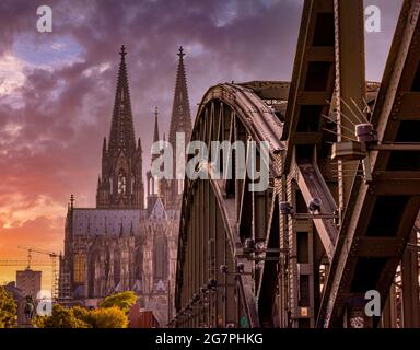 Famoso ponte Hohenzollern a Colonia che conduce alla Cattedrale - CITTÀ DI COLONIA, GERMANIA - 25 GIUGNO 2021 Foto Stock