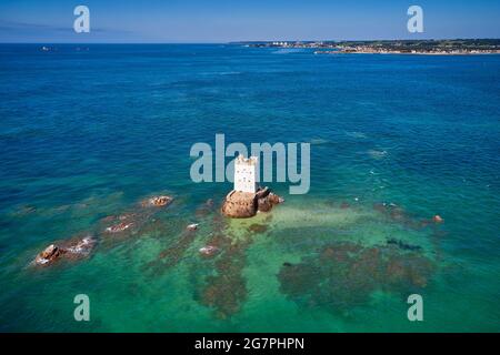 Immagine aerea del drone della Seymour Tower in alta marea al sole. Isole del canale di Jersey. Foto Stock