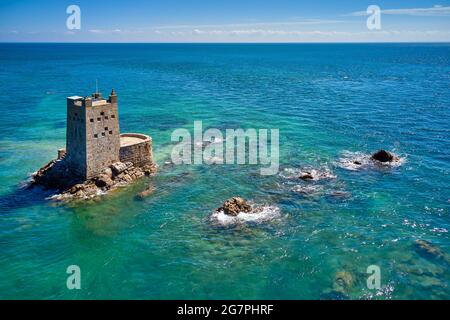 Immagine aerea del drone della Seymour Tower in alta marea al sole. Isole del canale di Jersey. Foto Stock