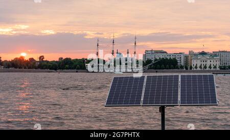 Pannello solare su pole st su un molo sulla riva del fiume Neva, San Pietroburgo, Russia Foto Stock