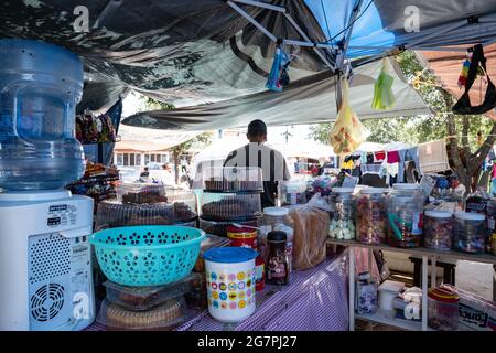 Reynosa, Messico. 15 luglio 2021. Un piccolo negozio di oggetti di makeshift vende molti oggetti nel mezzo del campo profughi di makeshift nella piazza principale accanto al ponte internazionale. Credit: Lexie Harrison-Cripps/Alamy Live News Foto Stock