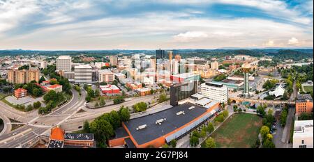 Panorama aereo di Knoxville, skyline del Tennessee in un tardo pomeriggio di sole, vista dall'alto del Worlds Fair Park. Knoxville è la sede della contea di Knox Co Foto Stock