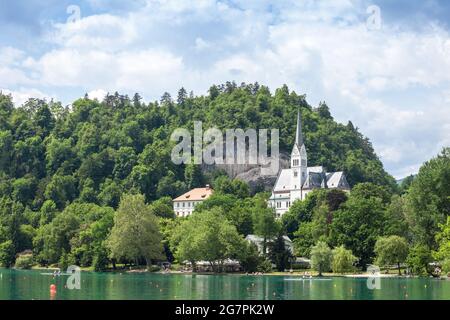 Foto del lago dissanguato e la chiesa di san martino a Bled, Slovenia. La Chiesa Parrocchiale di San Martino a Bled (Slovenia nordoccidentale) è la chiesa parrocchiale Foto Stock