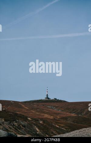 Torre radiofonica e televisiva sulla cima della cima di Costilla, sui monti Bucegi, in Romania, Foto Stock
