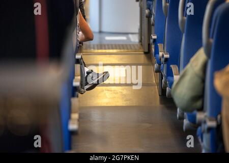 Immagine dei passeggeri seduti in un'unica autovettura della lobby durante una tratta ferroviaria internazionale europea tra Belgrado (Serbia) e l'Ungheria Foto Stock