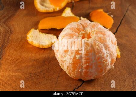 Satsuma mandarino tangerina intero pelato (Citrus unshiu) Foto Stock