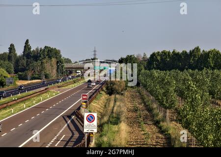 Autostrada italiana in campagna al tramonto in estate Foto Stock