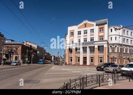 Russia, Irkutsk - 27 maggio 2021: Facciata della Baikal state University of Economics and Law Foto Stock