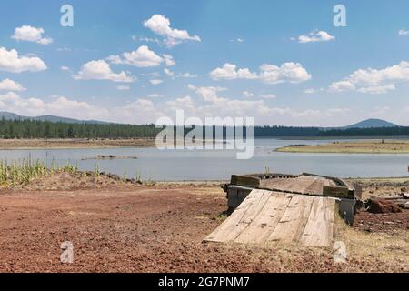 Thompson Reservoir nella Lake County, Oregon, è a bassi livelli durante la siccità estrema. Un attracco per barche rimane lontano dalla riva in via di recedimento. Foto Stock