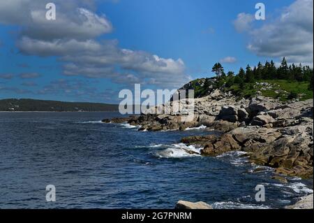 Vista sull'oceano Atlantico. Nuova Scozia. Cielo nuvoloso. Linea costiera sasso. Giorno caldo sole bellissimo paesaggio oceanico. Rocce che si agguantano dal turchese wa Foto Stock