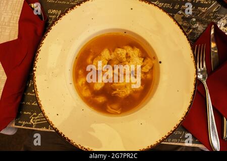 Ciotola di zuppa di pollo in un ristorante a Bologna Italia Foto Stock