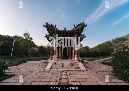 Tradizionale padiglione cinese prima del tempio di Wuye in montagna Wutai al tramonto, provincia di Shanxi, Cina Foto Stock