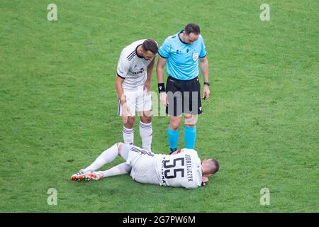 Varsavia, Polonia. 14 luglio 2021. Mateusz Wieteska, Artur Jedrzejczyk di Legia e l'arbitro Aristotelis Diamantopoulos sono stati visti durante la prima partita di qualificazione della UEFA Champions League tra Legia Warszawa e FK Bodo/Glimt allo stadio municipale di Varsavia del Marshal Jozef Pilsudski Legia. (Punteggio finale; Legia Warszawa 2:0 Bodo/Glimt) Credit: SOPA Images Limited/Alamy Live News Foto Stock