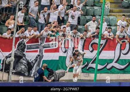 Varsavia, Polonia. 14 luglio 2021. Tomas Pekhart e Filip Mladenovic di Legia celebrano un gol con i loro sostenitori durante la prima partita di qualificazione della UEFA Champions League tra Legia Warszawa e FK Bodo/Glimt allo stadio municipale Marshal Jozef Pilsudski Legia di Varsavia. (Punteggio finale; Legia Warszawa 2:0 Bodo/Glimt) Credit: SOPA Images Limited/Alamy Live News Foto Stock