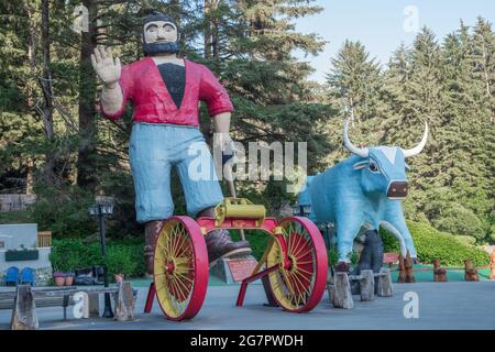 Una statua gigante di Paul Bunyan e Babe il bue blu a alberi di mistero, un'attrazione turistica lungo la strada a Klamath, California del Nord. Foto Stock