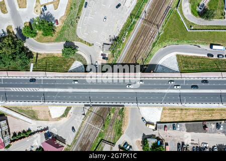 vista dall'alto del ponte stradale che attraversa i binari ferroviari. sfondo dei trasporti. Foto Stock