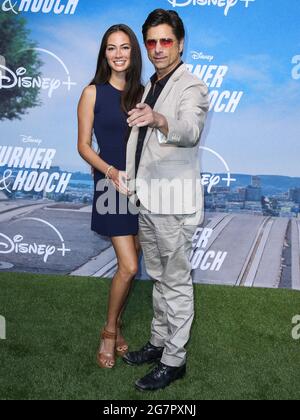 Los Angeles, Stati Uniti. 15 luglio 2021. CENTURY CITY, LOS ANGELES, CALIFORNIA, USA - LUGLIO 15: L'attrice Caitlin McHugh e il marito/attore John Stamos arrivano al Disney 'Turner & Hooch' Los Angeles Premiere Event tenuto al Westfield Century City Mall il 15 Luglio 2021 a Century City, Los Angeles, California, Stati Uniti. (Foto di Xavier Collin/Image Press Agency/Sipa USA) Credit: Sipa USA/Alamy Live News Foto Stock