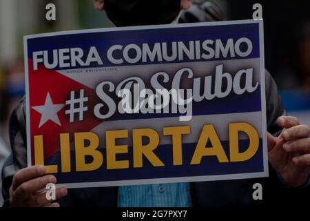 Bogotà, Colombia. 15 luglio 2021. Come residenti cubani che vivono in Colombia protestano contro i disordini e le violenze che si sono tenuti nell'isola contro il governo del presidente cubano Miguel Diaz-Canel. A Bogotà, Colombia, il 15 luglio 2021. Credit: Long Visual Press/Alamy Live News Foto Stock