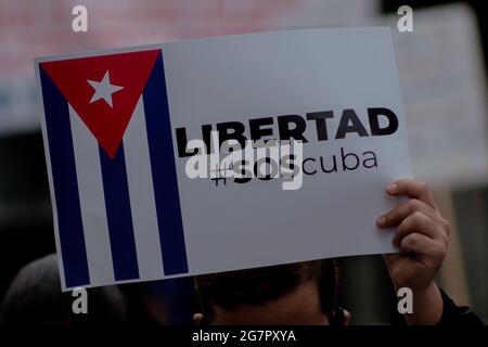 Bogotà, Colombia. 15 luglio 2021. Come residenti cubani che vivono in Colombia protestano contro i disordini e le violenze che si sono tenuti nell'isola contro il governo del presidente cubano Miguel Diaz-Canel. A Bogotà, Colombia, il 15 luglio 2021. Credit: Long Visual Press/Alamy Live News Foto Stock