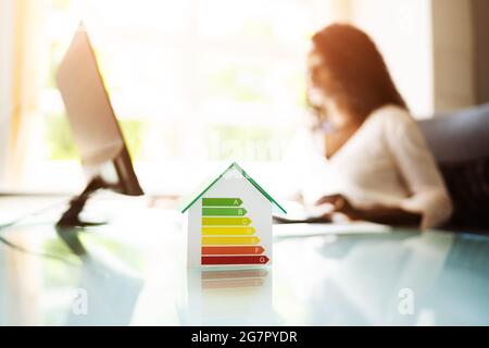 Calcolatrice per la casa a risparmio energetico. Verifica della velocità di isolamento Foto Stock