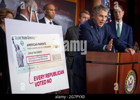 Il senatore degli Stati Uniti Sherrod Brown (democratico dell'Ohio) offre osservazioni durante una conferenza stampa sul credito d'imposta sui bambini al Campidoglio degli Stati Uniti a Washington, DC, USA, giovedì 15 luglio, 2021. Foto di Rod Lamkey/CNP/ABACAPRESS.COM Foto Stock