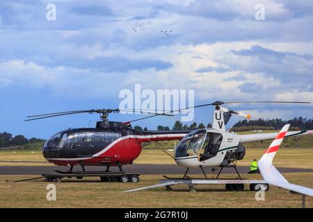 Due elicotteri, un MBB Eurocopter Bo105 e un Robinson R22, su rimorchi in un campo aereo Foto Stock