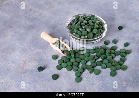 Pillole verdi di spirulina o clorella Foto Stock