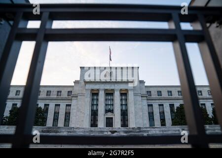 (210716) -- WASHINGTON, D.C., 16 luglio 2021 (Xinhua) -- Foto scattata il 15 luglio 2021 mostra la Federal Reserve degli Stati Uniti a Washington, DC, gli Stati Uniti. Il presidente della Federal Reserve degli Stati Uniti Jerome Powell ha detto giovedì che era 'legittimamente indeciso' sui benefici e sui costi di emissione di una valuta digitale della banca centrale degli Stati Uniti (CBDC). "Credo che il nostro obbligo sia quello di esaminare sia la tecnologia che le questioni politiche nei prossimi due anni. Questo è ciò che faremo in modo che siamo in grado di formulare una raccomandazione informata", ha affermato Powell durante un'audizione dinanzi al Senato Banking Commi Foto Stock