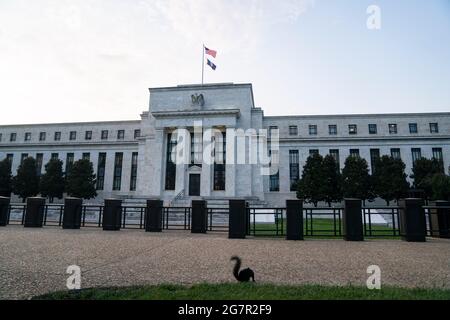 (210716) -- WASHINGTON, D.C., 16 luglio 2021 (Xinhua) -- Foto scattata il 15 luglio 2021 mostra la Federal Reserve degli Stati Uniti a Washington, DC, gli Stati Uniti. Il presidente della Federal Reserve degli Stati Uniti Jerome Powell ha detto giovedì che era 'legittimamente indeciso' sui benefici e sui costi di emissione di una valuta digitale della banca centrale degli Stati Uniti (CBDC). "Credo che il nostro obbligo sia quello di esaminare sia la tecnologia che le questioni politiche nei prossimi due anni. Questo è ciò che faremo in modo che siamo in grado di formulare una raccomandazione informata", ha affermato Powell durante un'audizione dinanzi al Senato Banking Commi Foto Stock