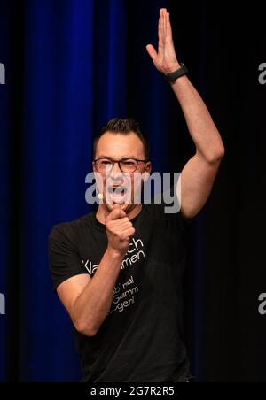 Kitzingen, Germania. 15 luglio 2021. Lukas Zachmann suona in un jester casting presso la Deutsche Fastnacht Akademie. Una colata di gesse si è svolta a Kitzingen, presso la Deutsche Fastnacht Akademie. Credit: Nicolas Armer/dpa/Alamy Live News Foto Stock